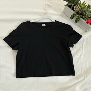 BLACK ARITZIA BASIC CROP TOP